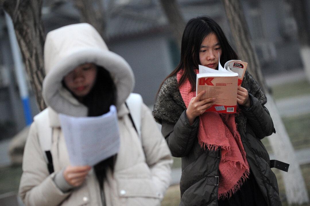 Chinese Woman Goes Bald After Years of Pulling Out Her Hair to Relieve Stress