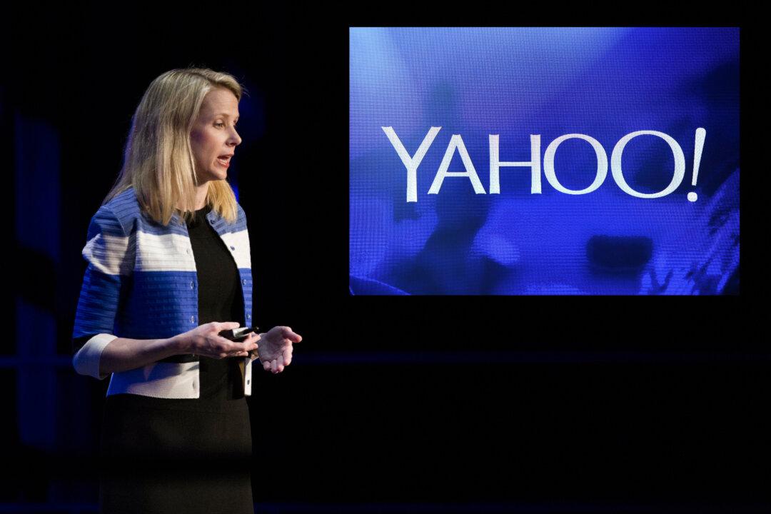 Yahoo Board Hires Investment Banks to Mull Possible Sale