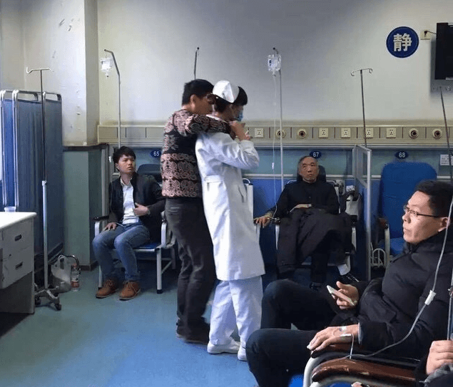 Chinese Man Trying to Force Police Attention Holds Nurse at Knifepoint