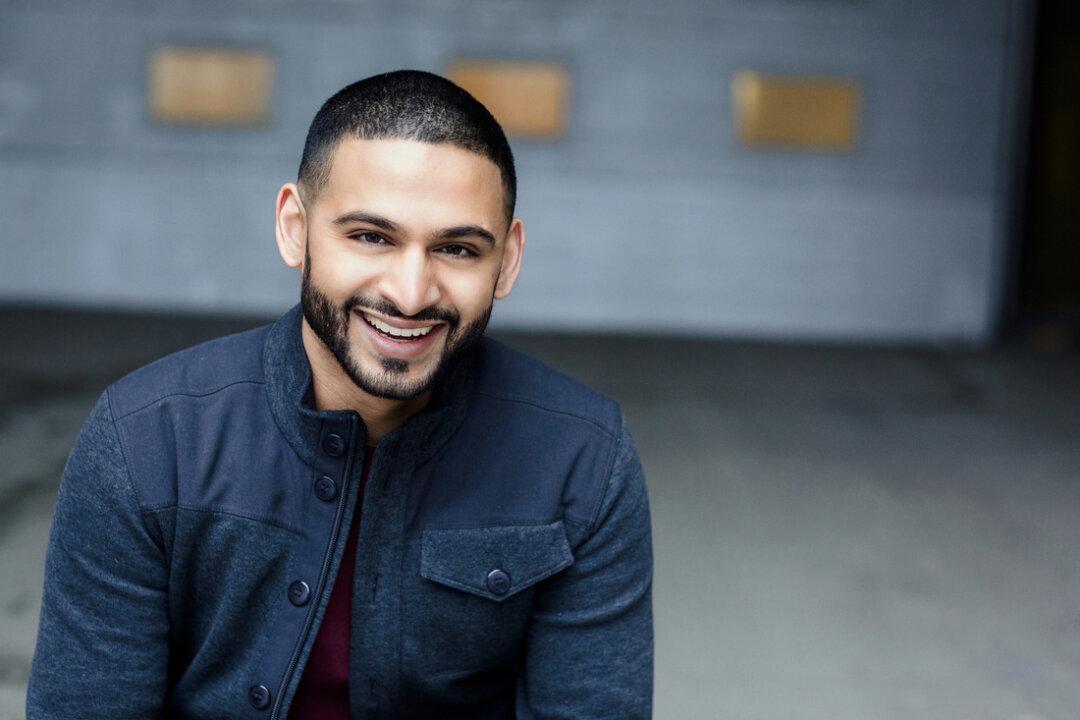 Conductor Jordan de Souza Takes On ‘The Marriage of Figaro’