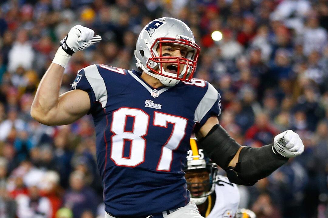Patriots’ Rob Gronkowski Leaves Game With Apparent Injury