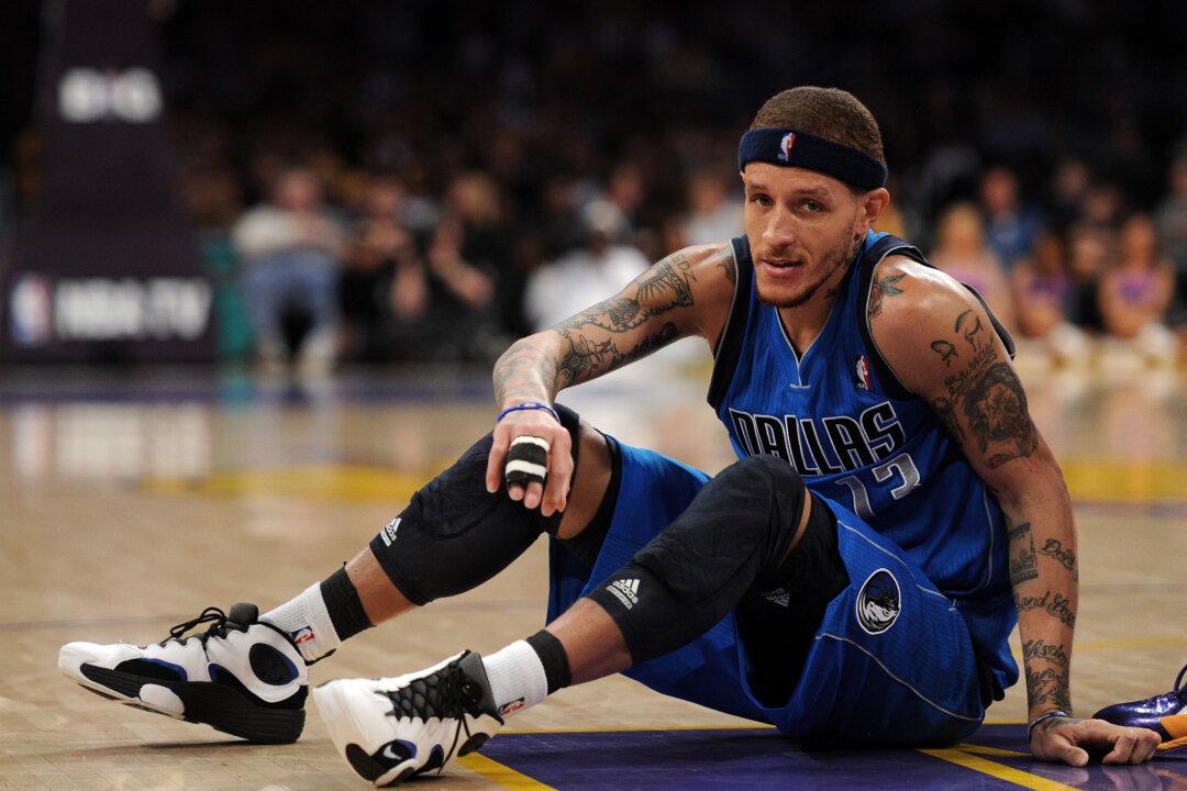 Former NBA Player Delonte West Seen Wandering Jack in the Box Parking Lot, Wearing Hospital Gown Without Shoes