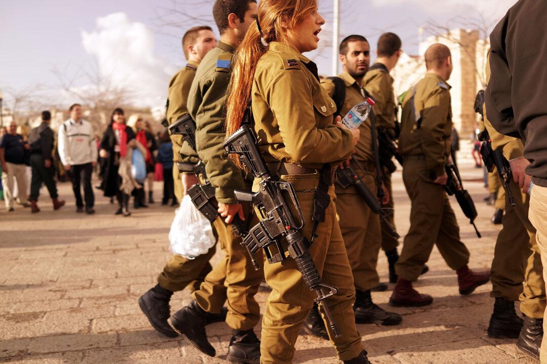 Israeli Soldiers Are Now Required to Carry Firearms While Off Duty
