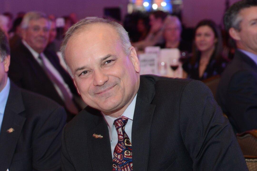 BC Mayor Wears Same Suit to Every Meeting for 15 Months as Social Experiment