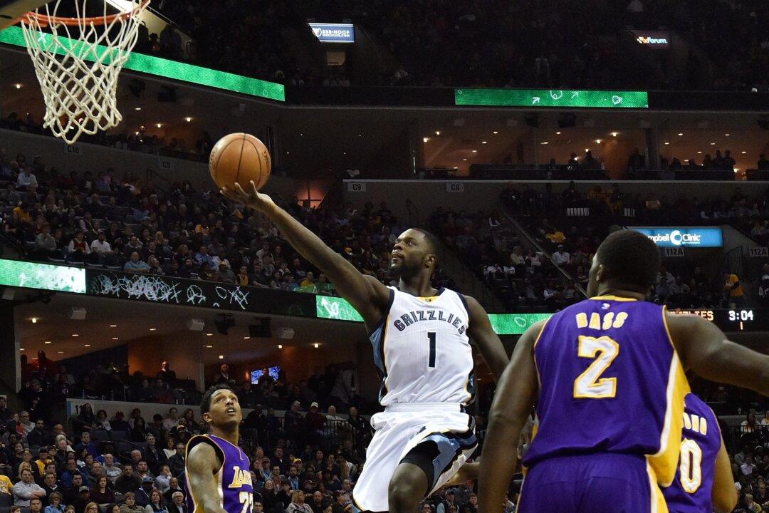 Watch: Memphis’ Lance Stephenson Attempts Layup While Falling to the Floor