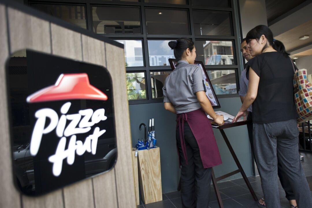 Eight-Year-Old Cuts Her Mouth on Earring Found in Pizza Hut Meal