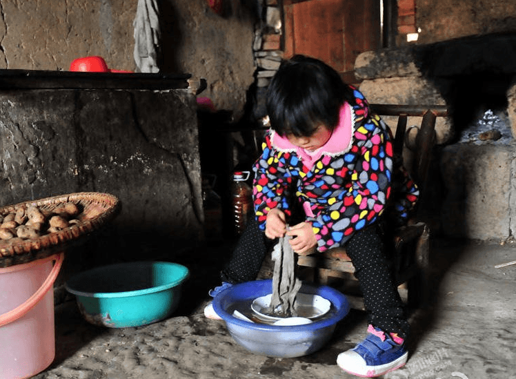 Pictures: Left Without Parents, This 7-Year-Old Chinese Girl Has a Family to Look After