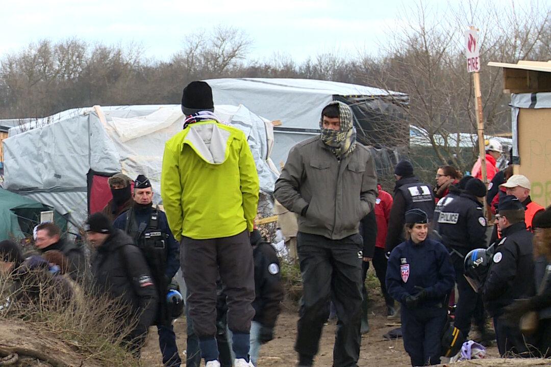 UK and France to Construct Border Wall in Calais to Deter Migrants