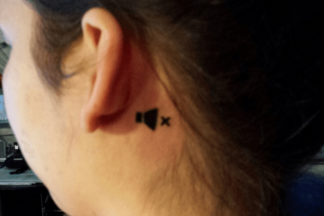 See this Woman’s Trendy Tattoo That Signals She’s Deaf in One Ear