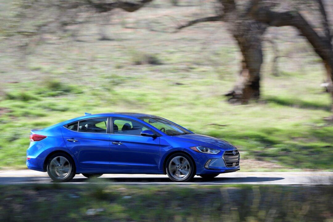2017 Hyundai Elantra: Confident Exterior with Advanced Connectivity and Multimedia