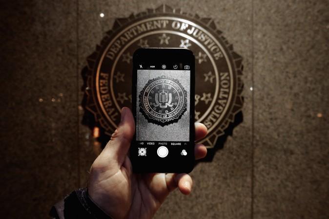 FBI Should Learn How to Hack Phones Themselves, Cybersecurity Expert Says