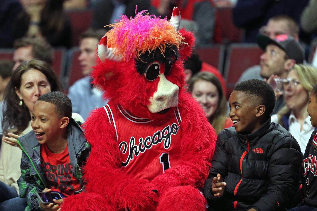 E'Twaun Moore: Video Shows Boy Cheering as Bulls Guard Sinks Free Throws to Win McDonald’s for Fans