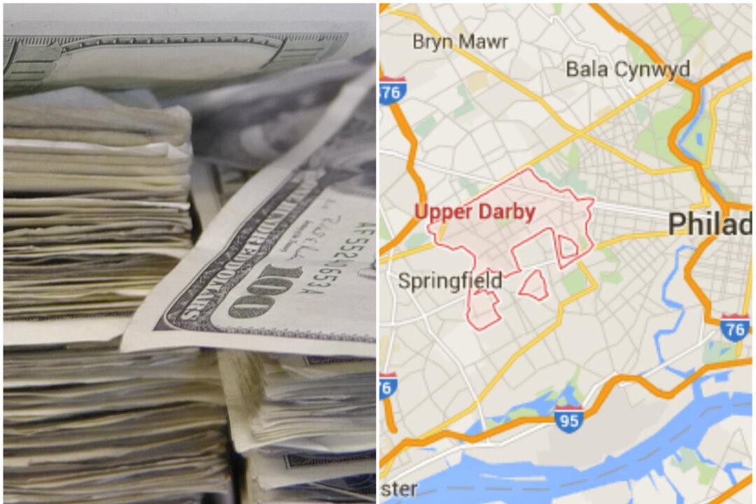 Transit Worker Finds Bag With $15K in Cash in Middle of Road