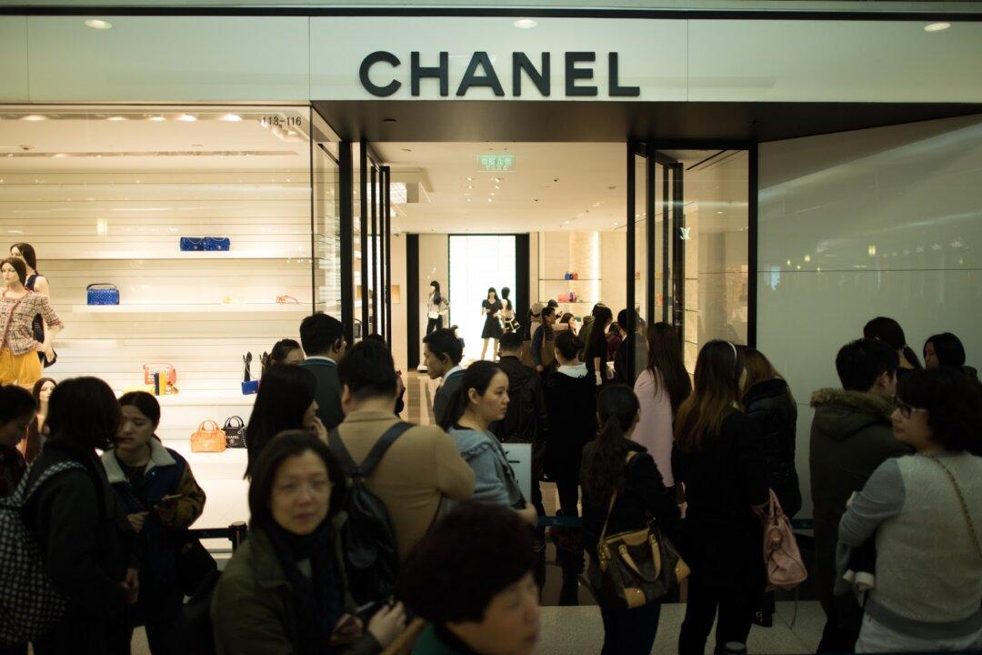 Woman Pretends to Sell Luxury Goods From the US, Is Actually Still in China