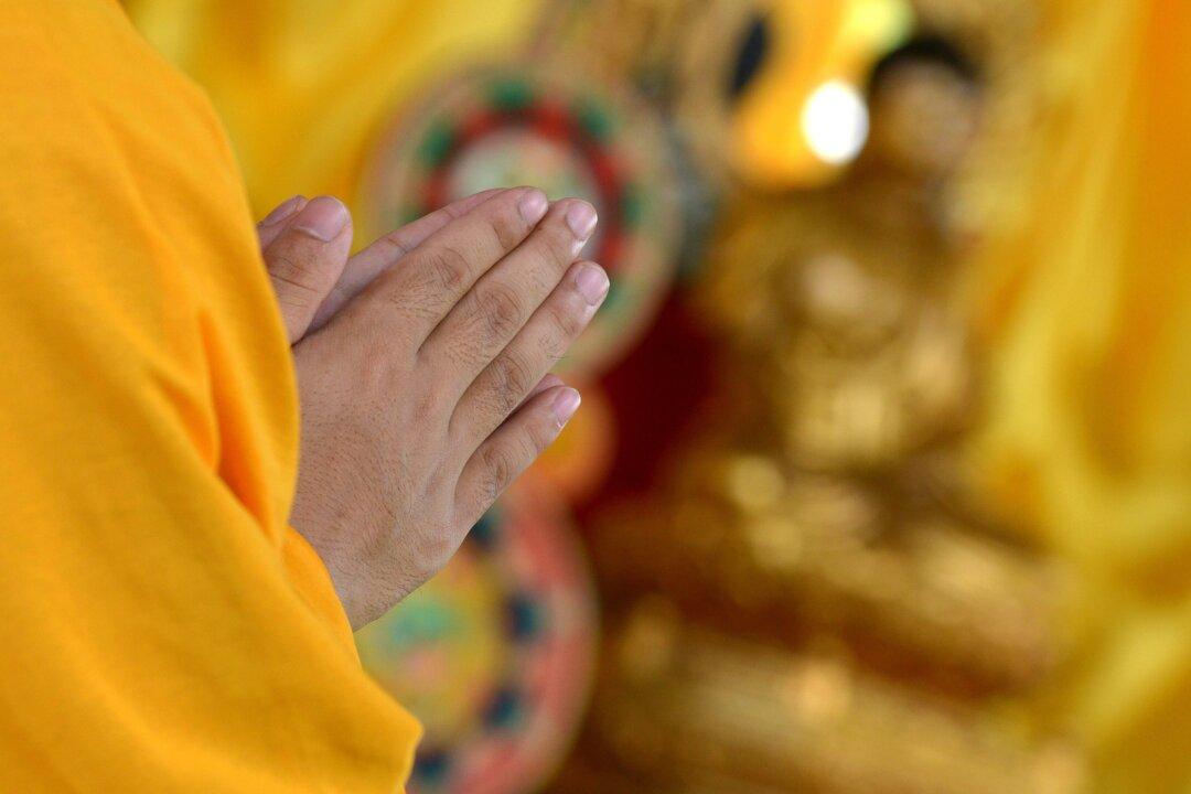 Buddhist Monk in Oregon Gets Attacked After Being Confused for a Muslim