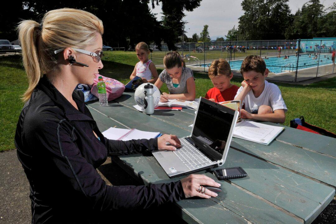 Advice Overload: Is It Ruining the Joy of Parenting?