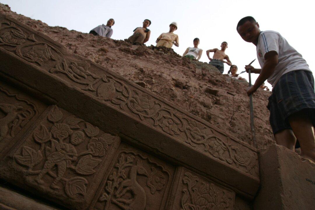 China Fights Losing Battle Against Tomb Raiders
