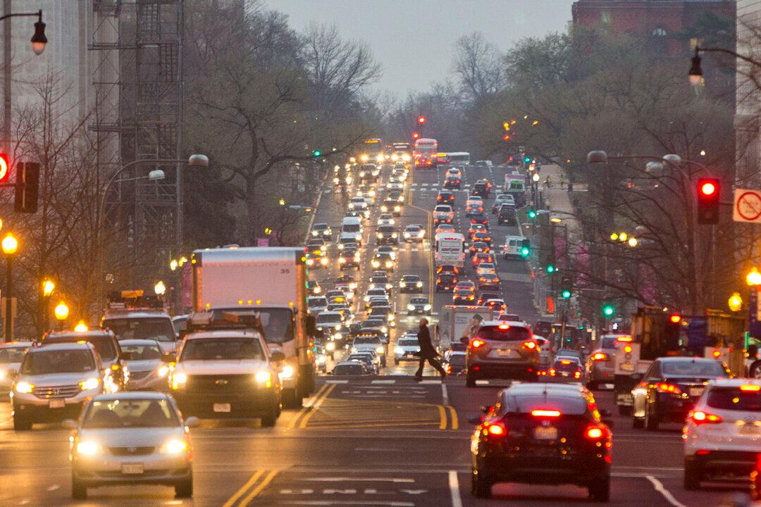 DC Mayor Wants Federal Agencies to Coordinate Policies for In-Person Work