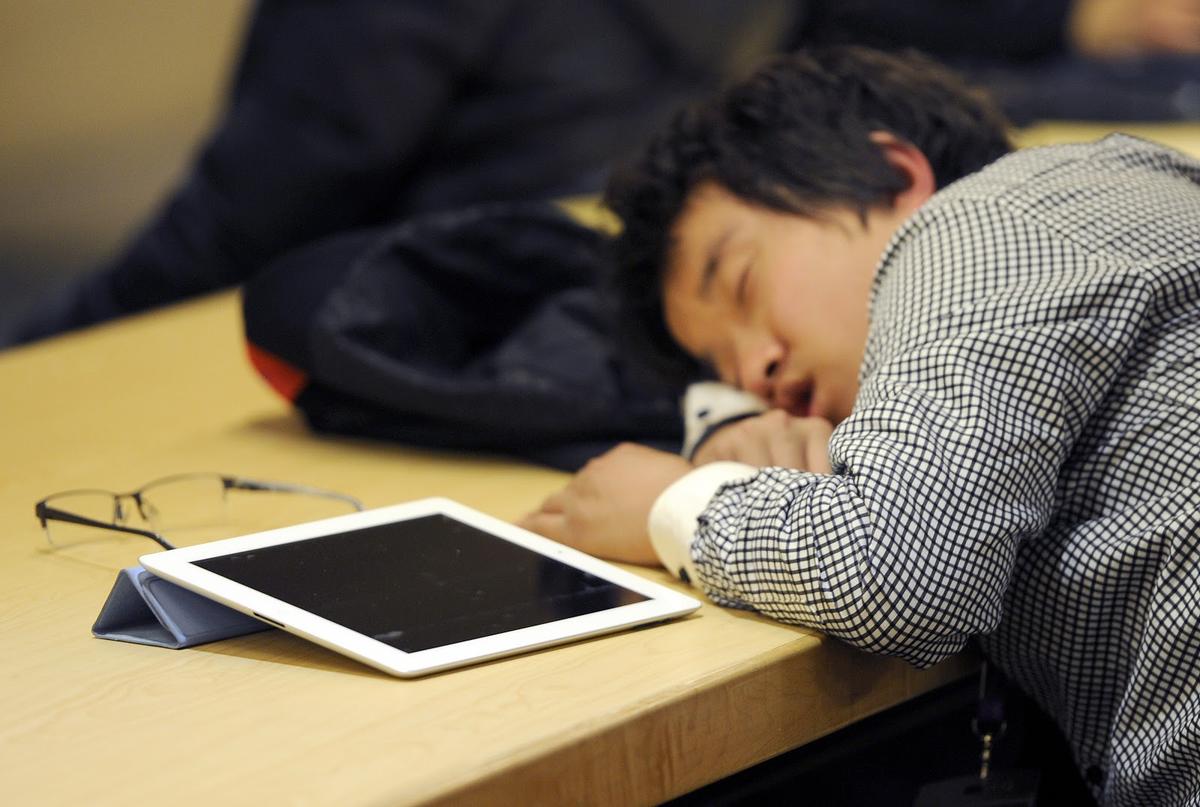 Overworked Chinese Man’s Pupil Turns Heart-Shaped and Becomes Inflamed