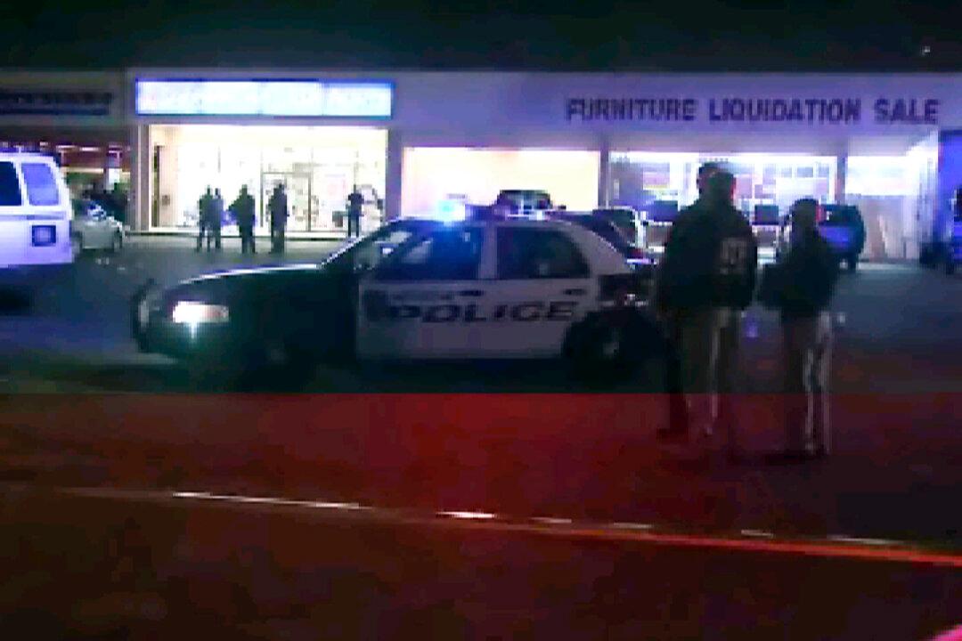 Police Fatally Shoot 2 Robbery Suspects at Houston Store