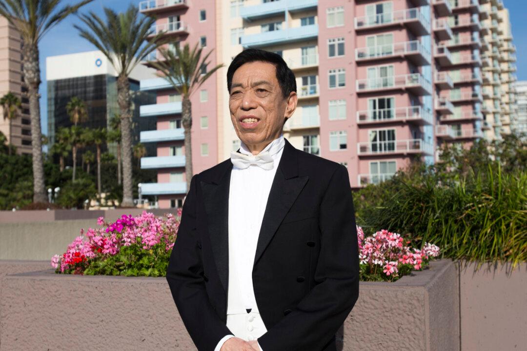 Guan Guimin, Shen Yun’s Celebrated Tenor, Sings to Awaken Our Conscience