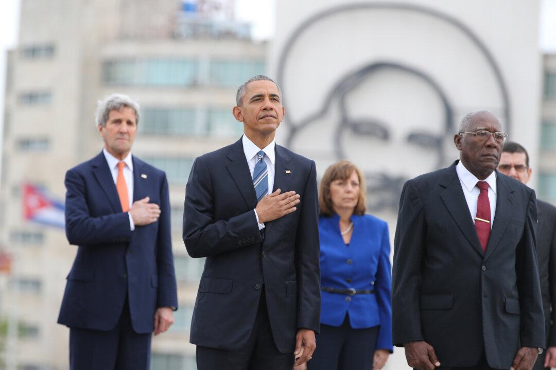 President Obama and US Officials Photographed in Front of Mural of Che Guevara