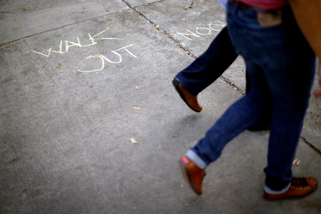 College Students ‘In Pain’ After Seeing ‘Trump 2016’ Written in Chalk