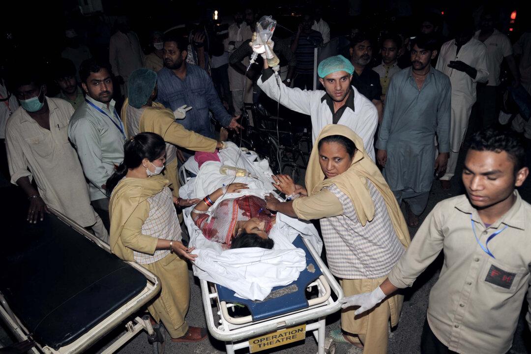 60 Killed, 300 Injured in Bomb Blast at a Park in Pakistan