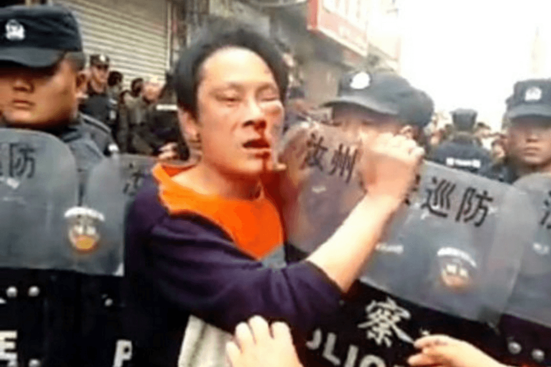 Watch: Hundreds of Hired Thugs Sent to Demolish Houses Meet With Resistance