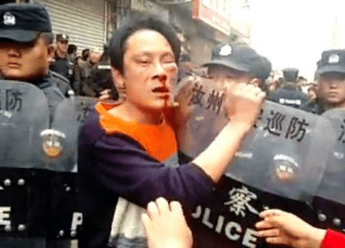 Watch: Hundreds of Hired Thugs Sent to Demolish Houses Meet With Resistance