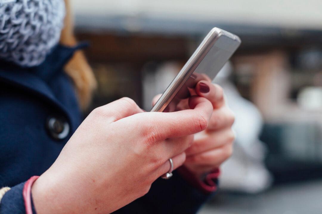 ‘Text Lock’ May Be the Solution to Texting and Walking, Study Says