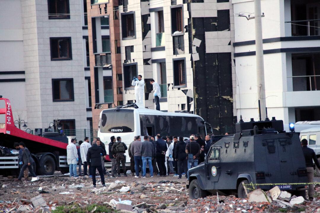6 Police Officers Killed, 20 Civilians Wounded in Suicide Bombing in Diyarbakir, Turkey