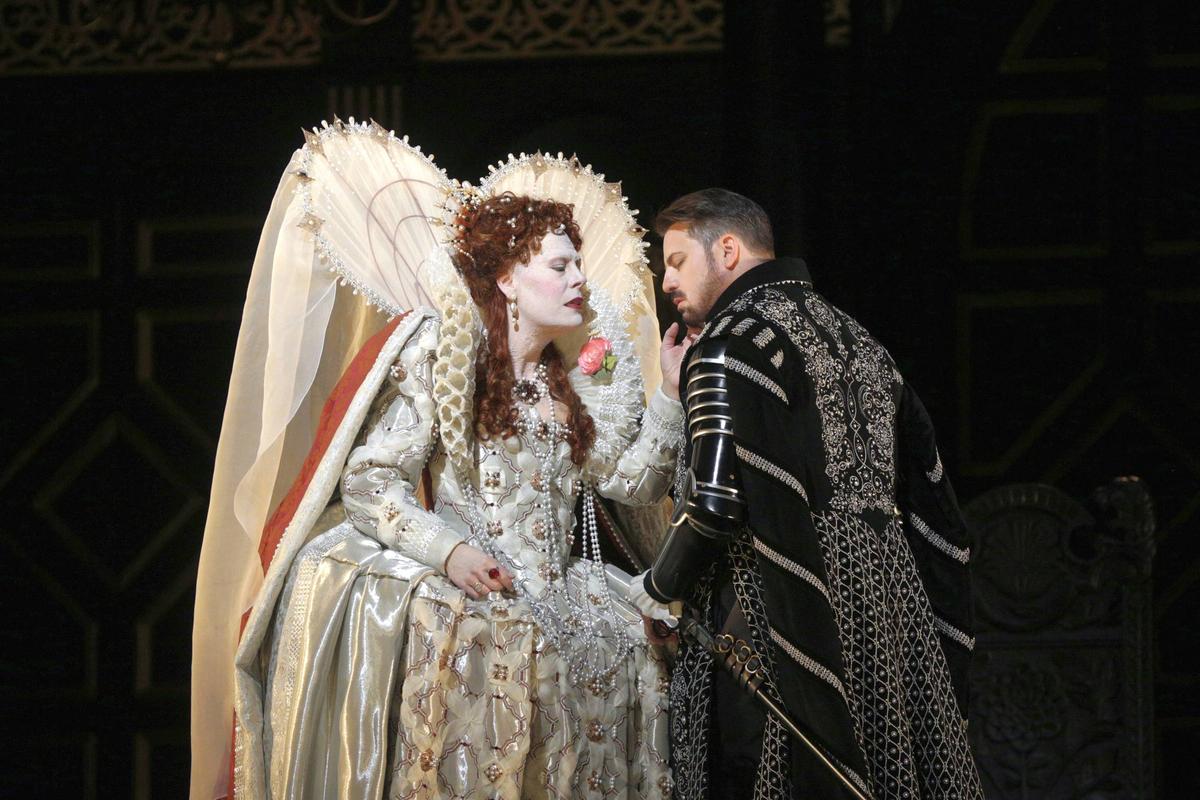 Radvanovsky Takes the Throne in ‘Roberto Devereux’