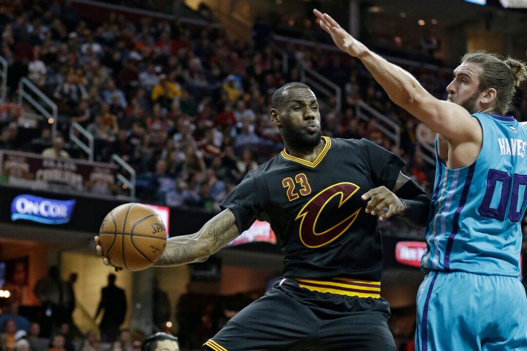 Watch: LeBron James Never Sees Courtney Lee Coming