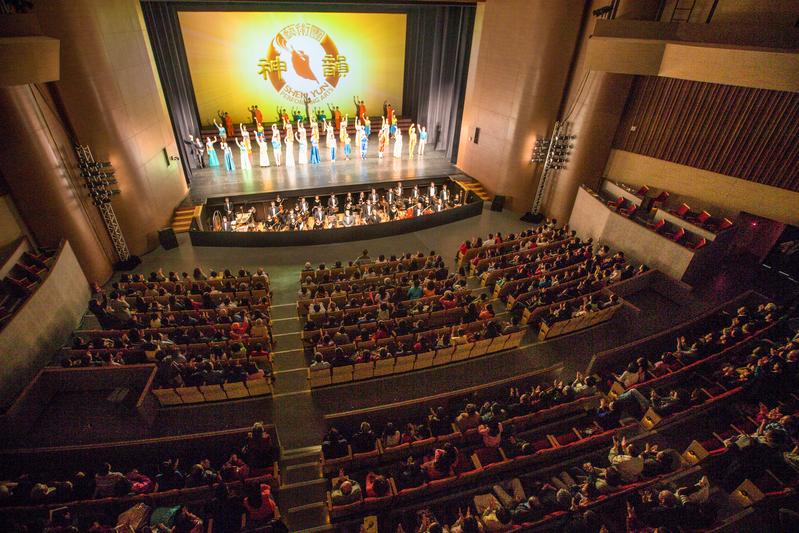 Mainland Chinese Touched by Shen Yun’s Contemporary Stories