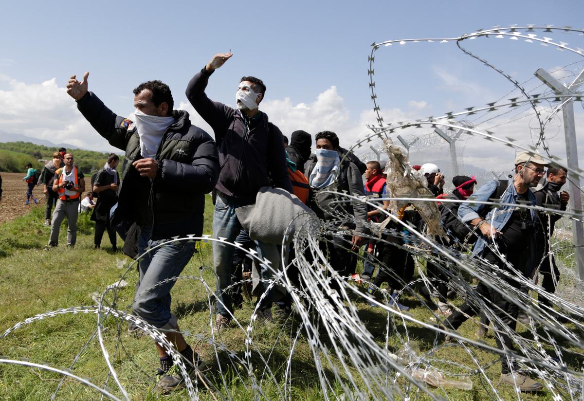Hundreds Hurt as Migrants Confront Macedonian Border Police