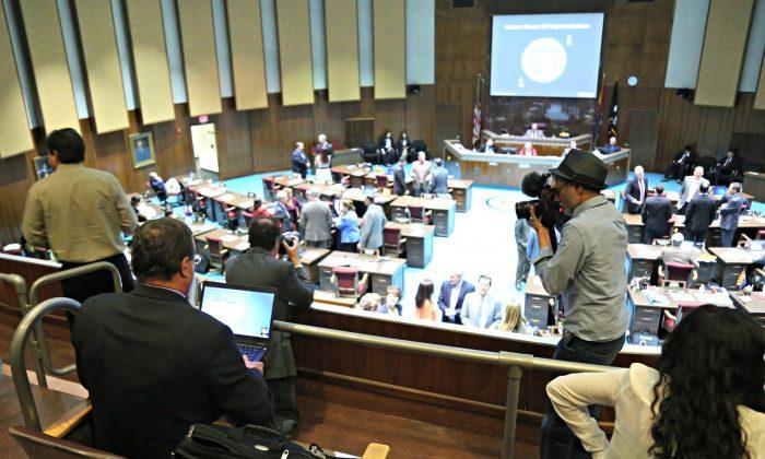 Arizona Lawmaker Drops Ban on Journalists Who Refuse Checks