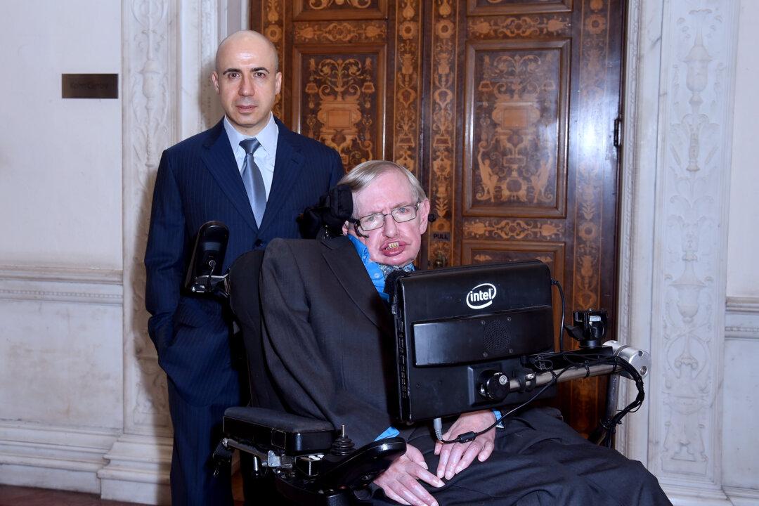 Stephen Hawking Teams Up With Russian Billionaire in $100 Million Project to Find Aliens