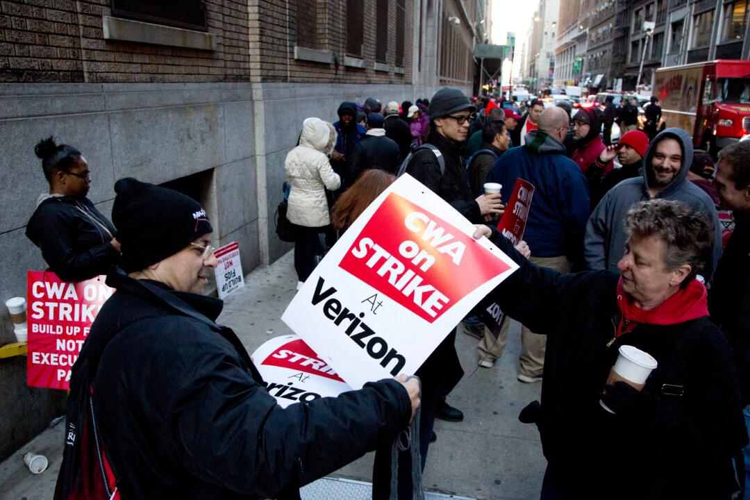 About 39,000 Verizon Workers Strike Amid Contract Dispute