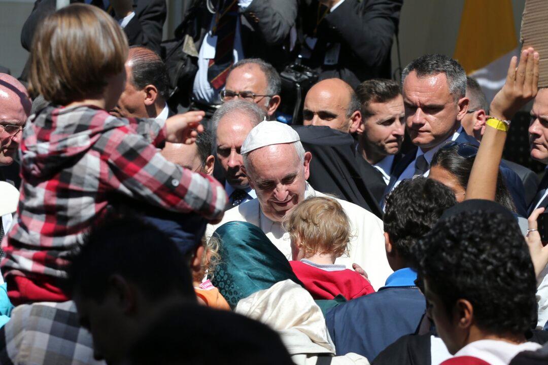 Pope Brings 12 Syrian Refugees to Italy