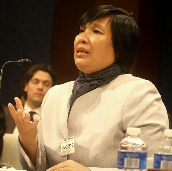 Yin Liping testifies before the Congressional-Executive Commission on China in Washington on April 14, 2106, on "China's Pervasive Use of Torture." (Gary Feuerberg/Epoch Times)