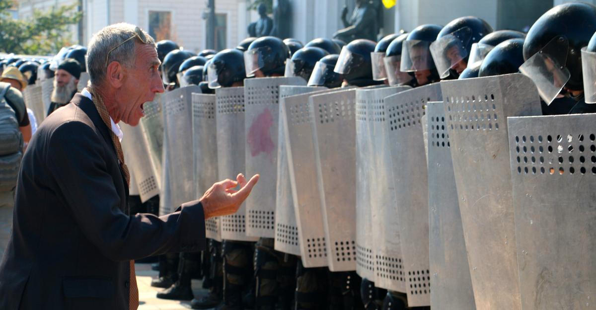 Panama Papers and Political Turmoil Deal Ukraine a Reality Check