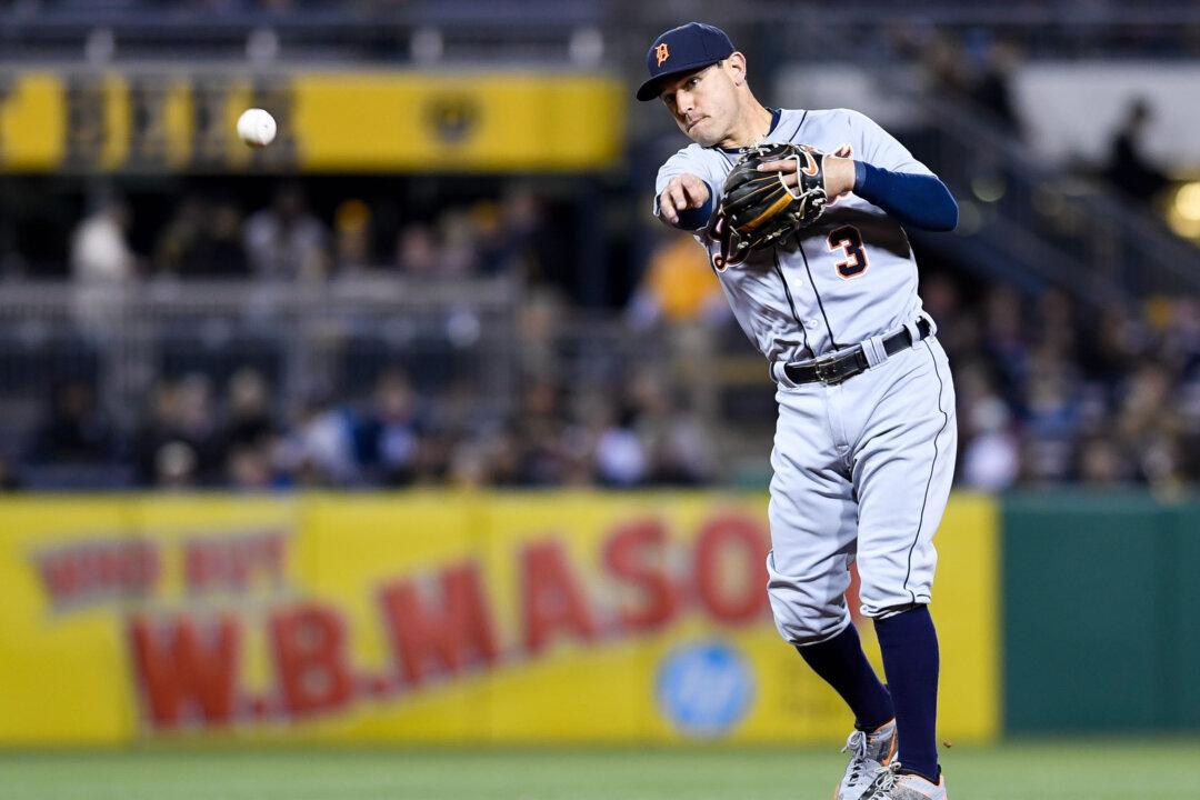 Ian Kinsler: Detroit Tigers Infielder Intentionally Drops Pop Fly to Set up Force Out at 2nd Base