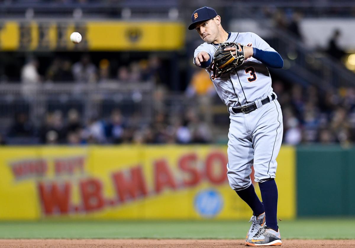 Ian Kinsler: Detroit Tigers Infielder Intentionally Drops Pop Fly to Set up Force Out at 2nd Base