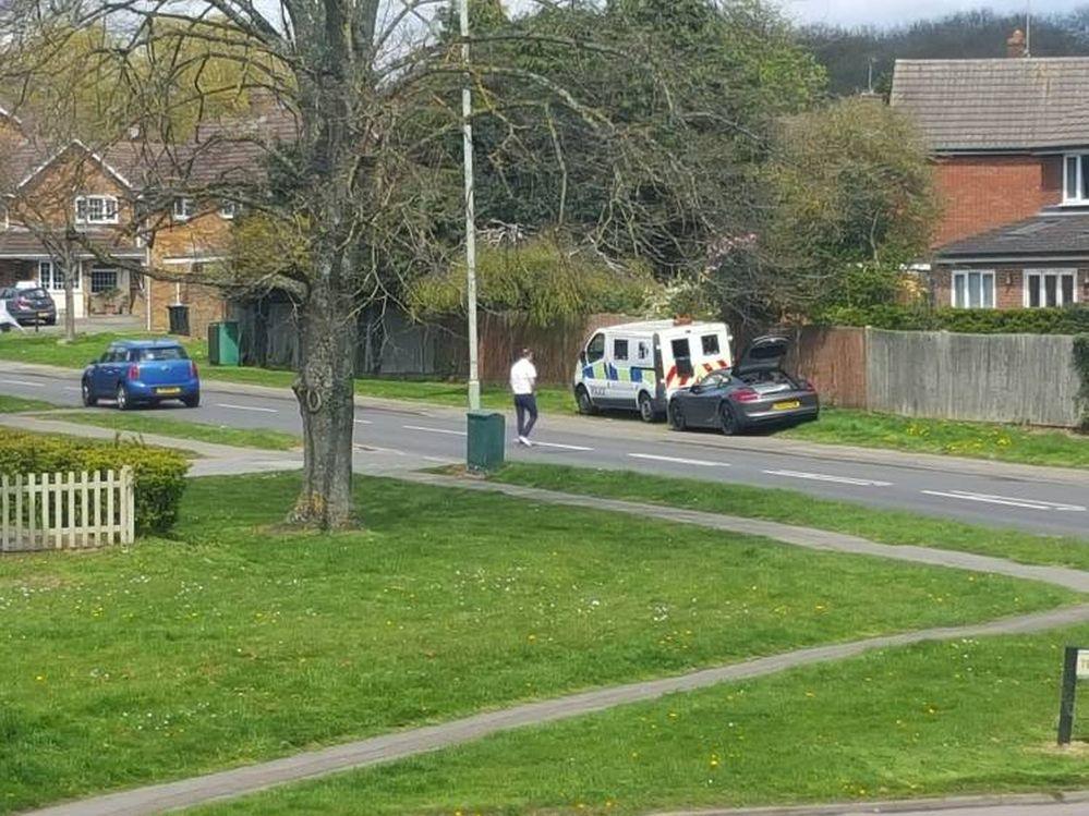 Man Blocks Police Speed Camera by Lifting His Car Trunk, Walks to the Pub