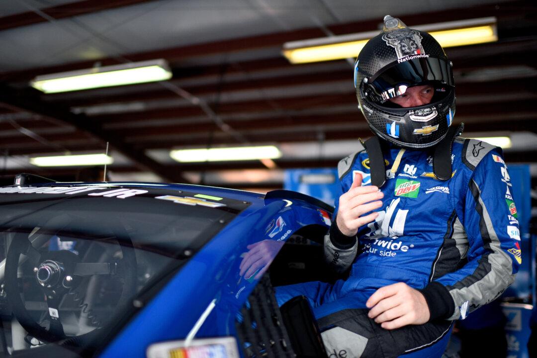 Dale Earnhardt Jr.: NASCAR Racer Drives Car With Steering Column After Steering Wheel Comes Off