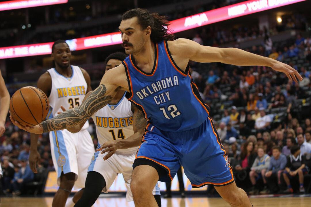 Steven Adams: Fan Appears to Grab Oklahoma City Thunder Center’s Arm During Final Sequence