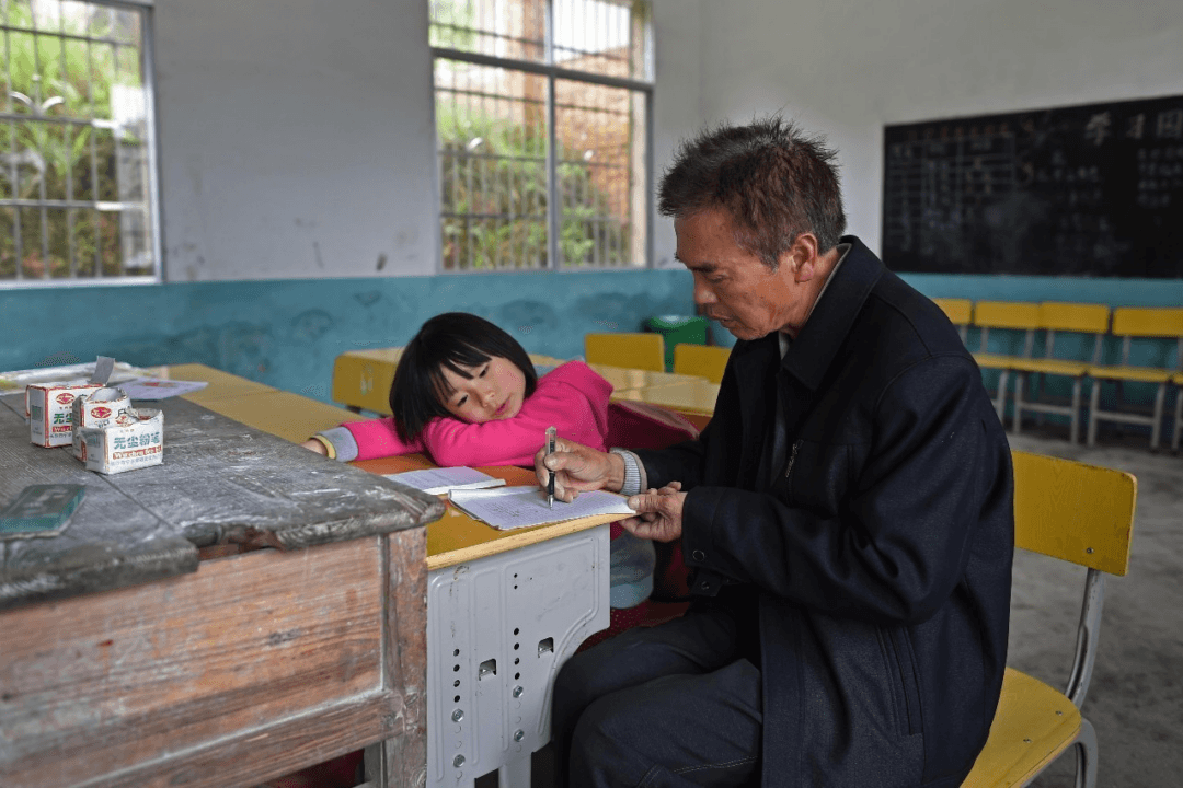 This Rural Chinese Girl Is the Last 2nd Grader in Her Entire School