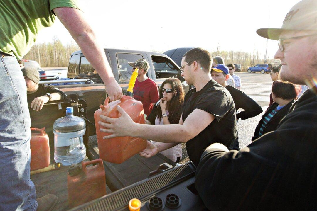 People Rush to Aid Fort McMurray Fire Evacuees
