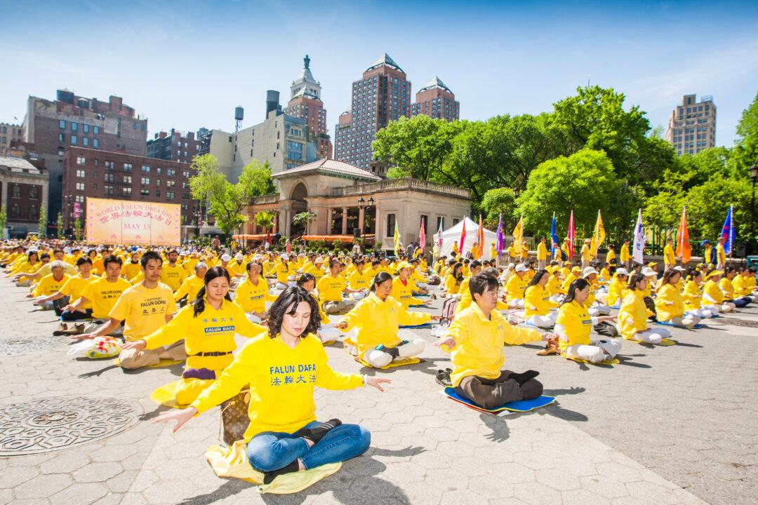 Meditation and Performances at NYC’s Union Square Celebrate 24 Years of Falun Gong